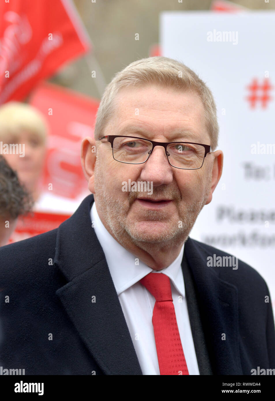 Len McCluskey - Segretario generale di unire l'Unione - a una protesta in Westminster contro la chiusura della Honda impianto in Swindon, 6 marzo 2019 Foto Stock