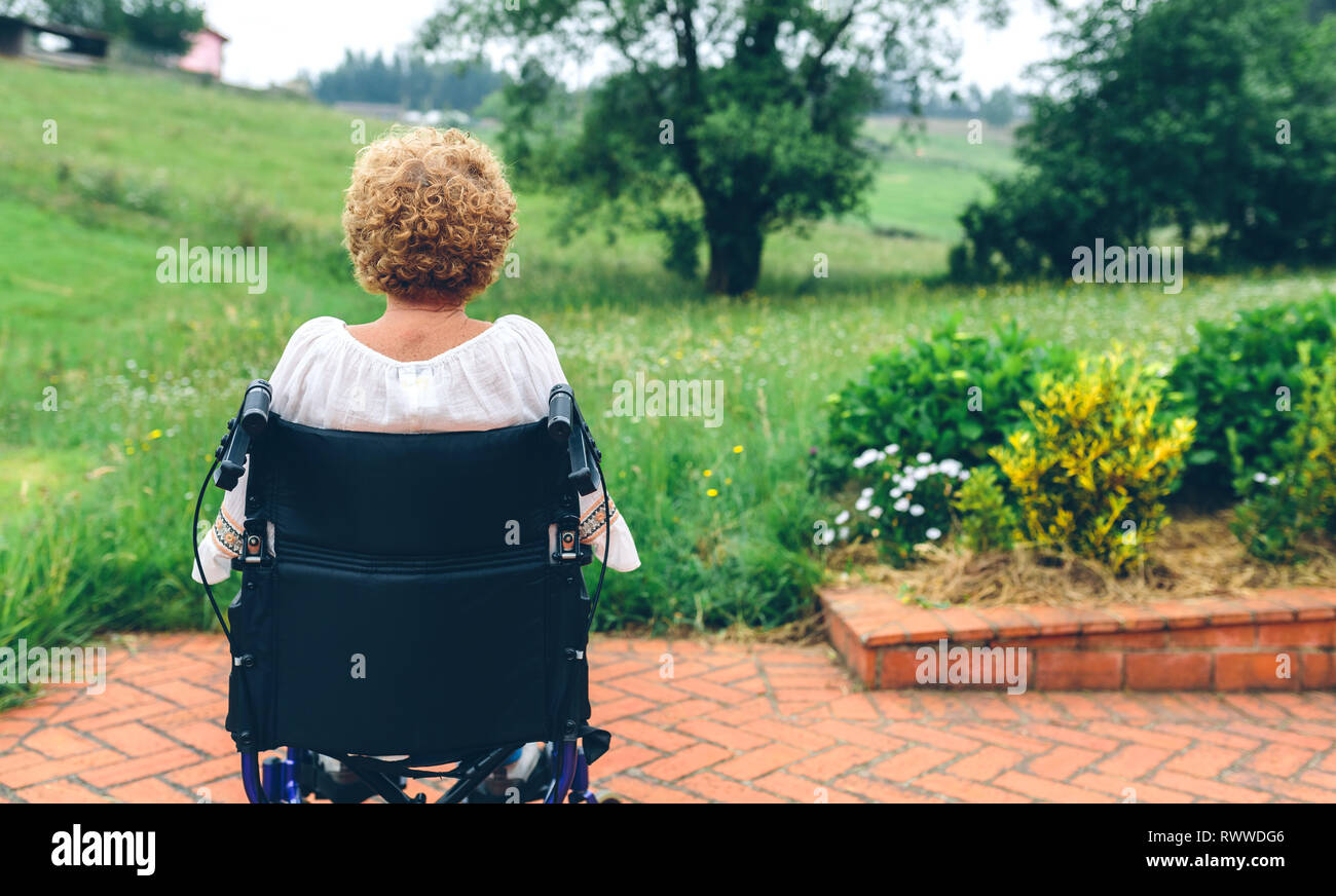 Irriconoscibile senior donna in una sedia a rotelle Foto Stock