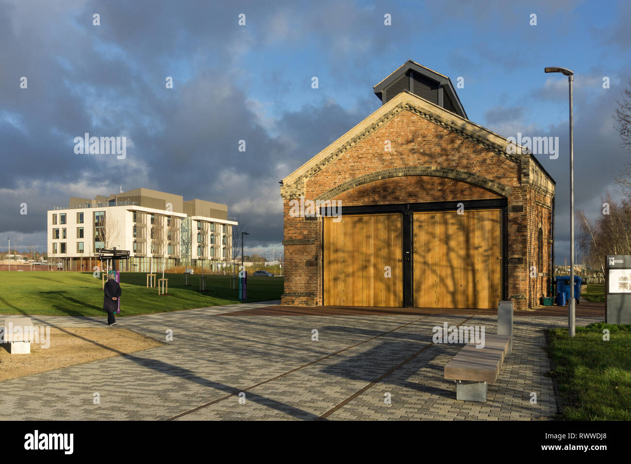 Una vista di fronte di Waterside Campus, sede dell'Università di Northampton, Regno Unito; ripristino motore passo, casa per gli studenti in primo piano. Foto Stock