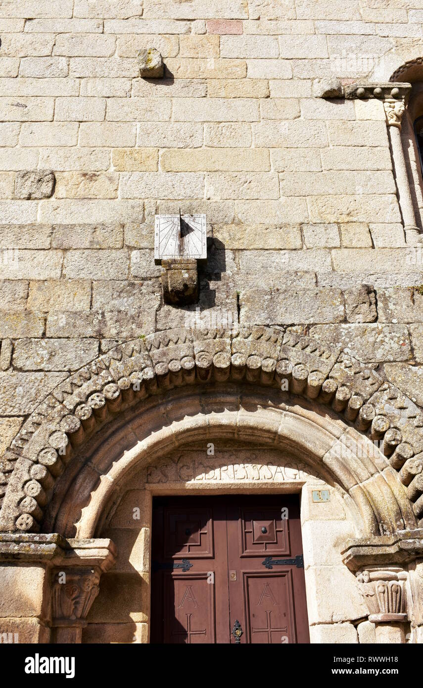 Meridiana funzionante. Medievale romanica chiesa di San Pedro, muro di pietra e porta ad arco. A Allariz, Orense, Spagna. Foto Stock