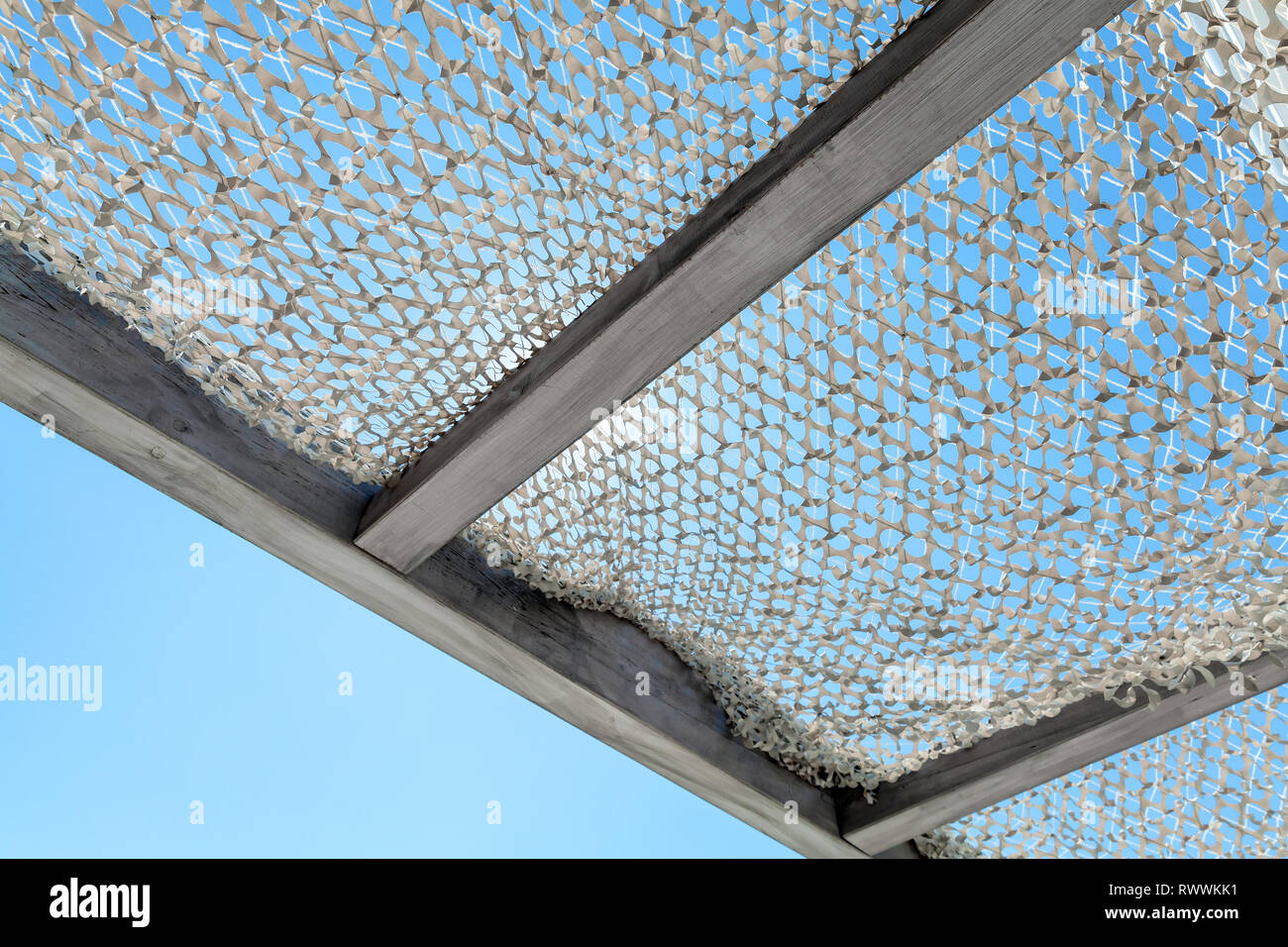 Il baldacchino del sole sotto il cielo blu a giornata di sole Foto Stock