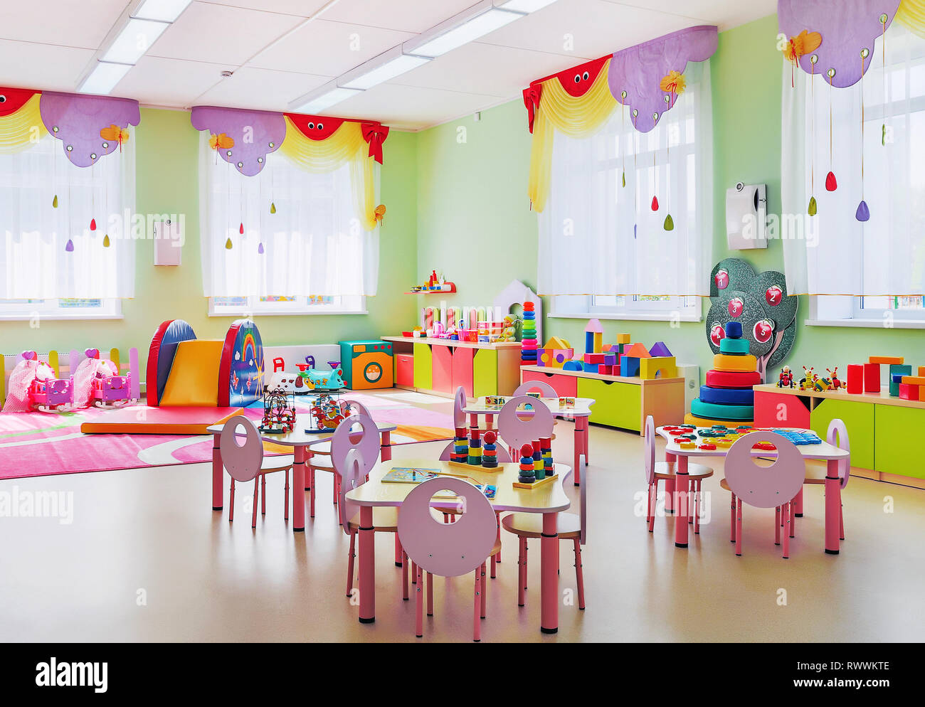 Kindergarten, sala giochi. Kindergarten con set di giocattolo. Primo piano Foto Stock