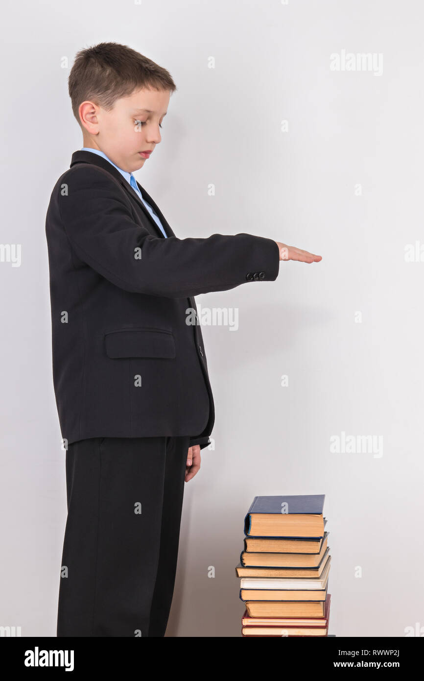 Un ragazzo in rappresentanza di quanto egli ha di leggere libri Foto Stock