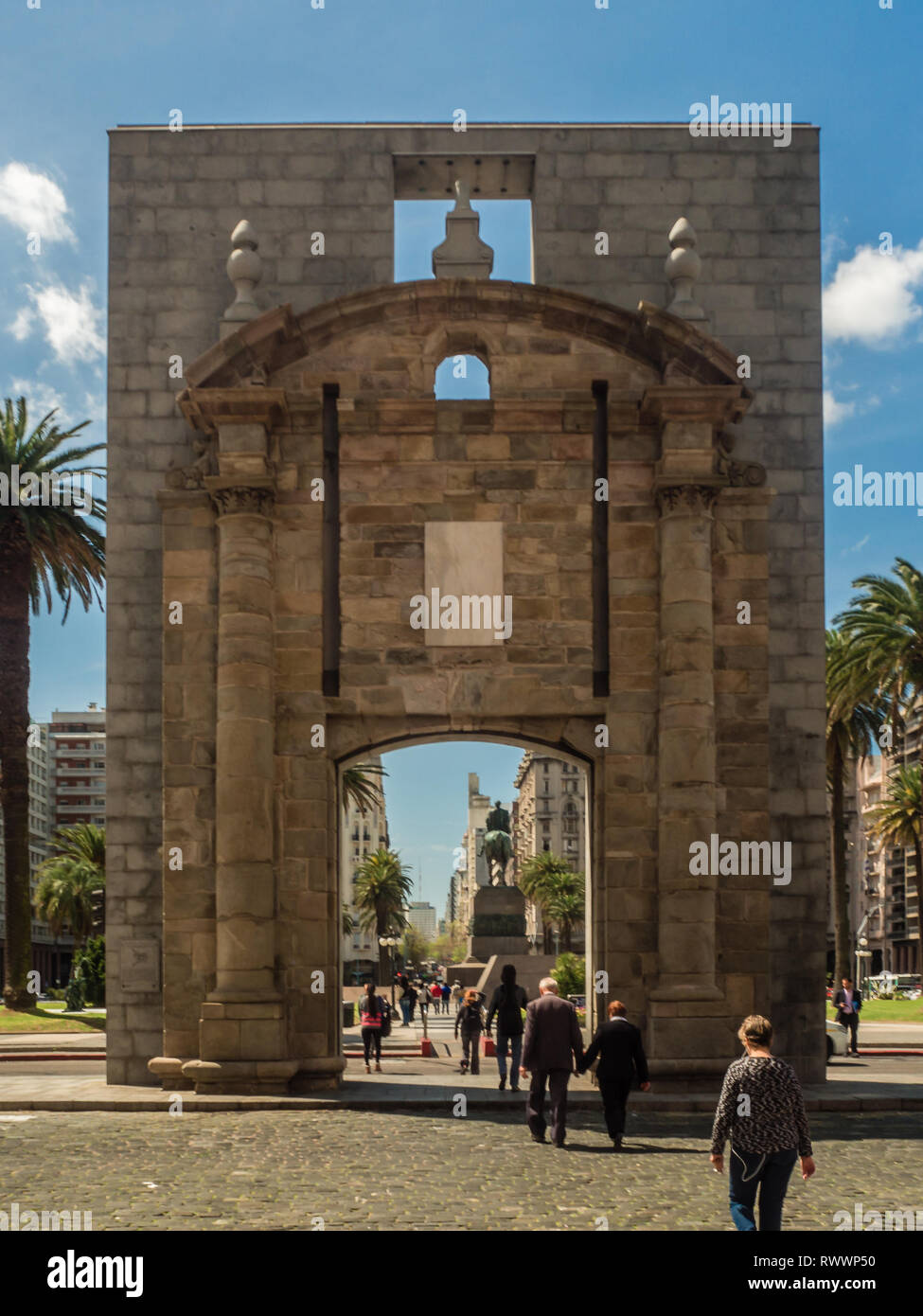 Piazza principale di Montevideo, Plaza de la Independencia, Palazzo Salvo, Puerta de la Ciudadela Foto Stock