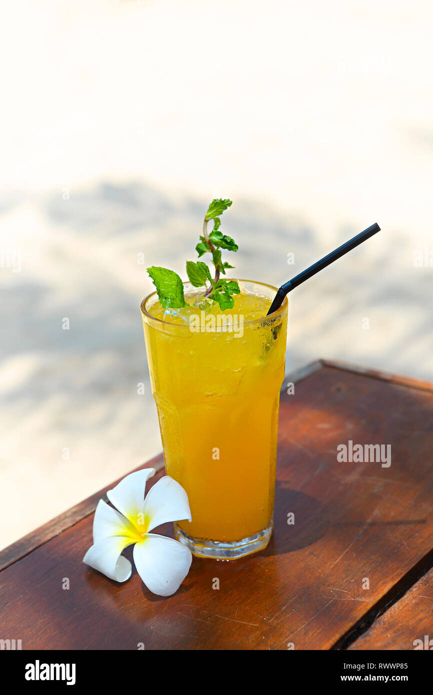 Cocktail Mai Tai con rum leggero, rum scuro, Orange Curacao, sciroppo di mandorla, calce, i cubetti di ghiaccio, ananas e menta. Vacanze estive Foto Stock