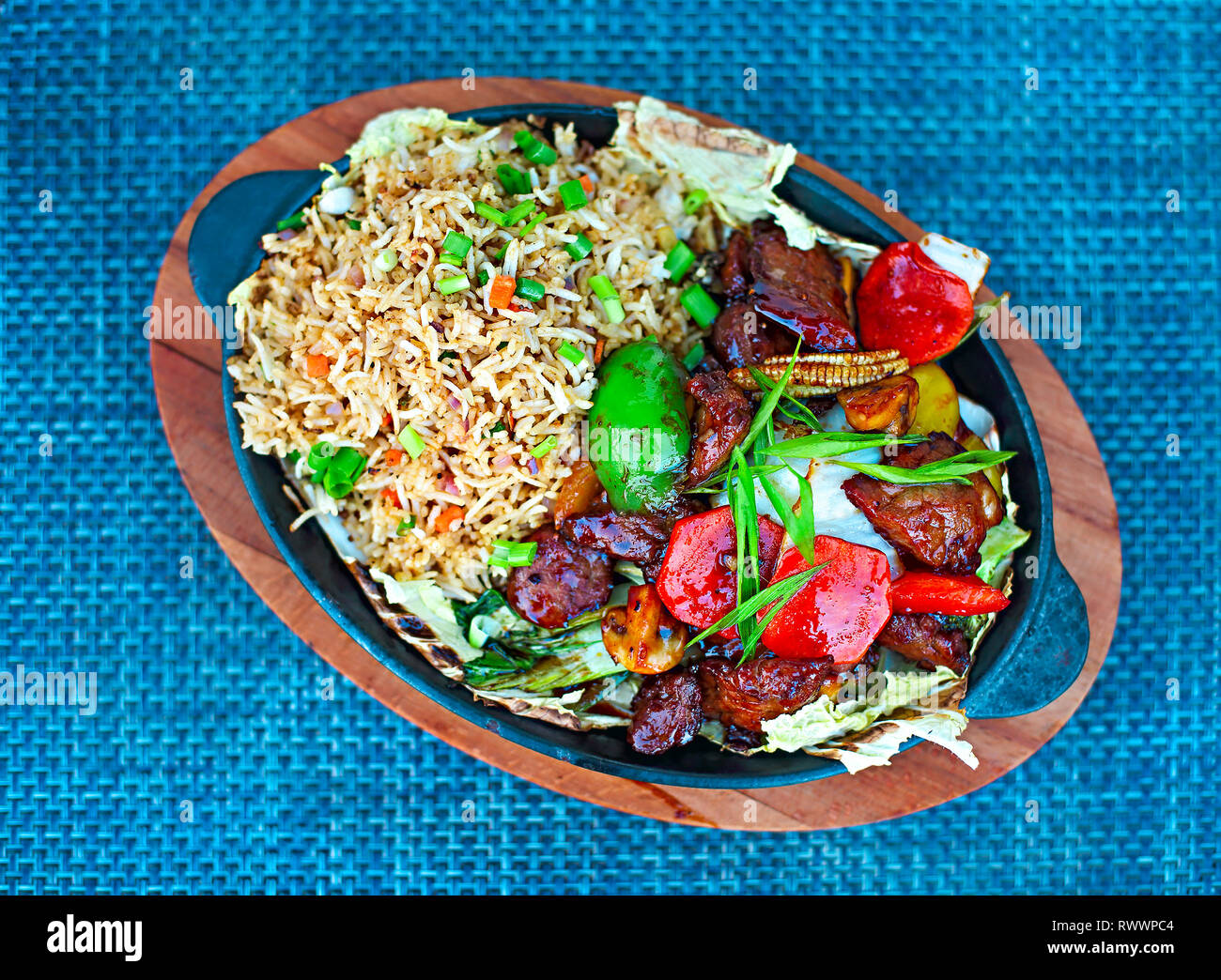 Rosolare la carne bovina con verdure miste e di riso. Vista superiore Foto Stock