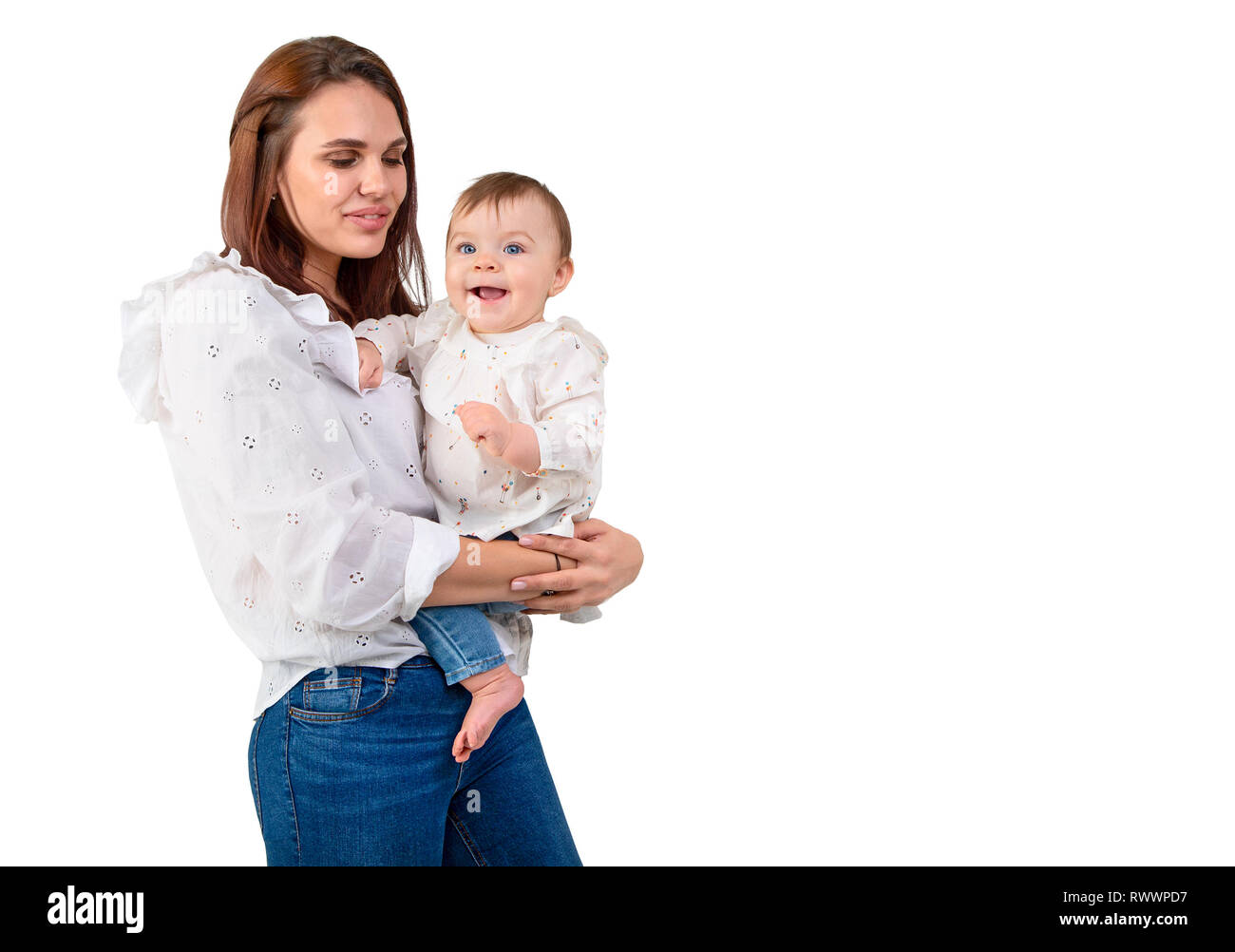 Amorevole Madre e la sua bambina isolati su sfondo bianco Foto Stock