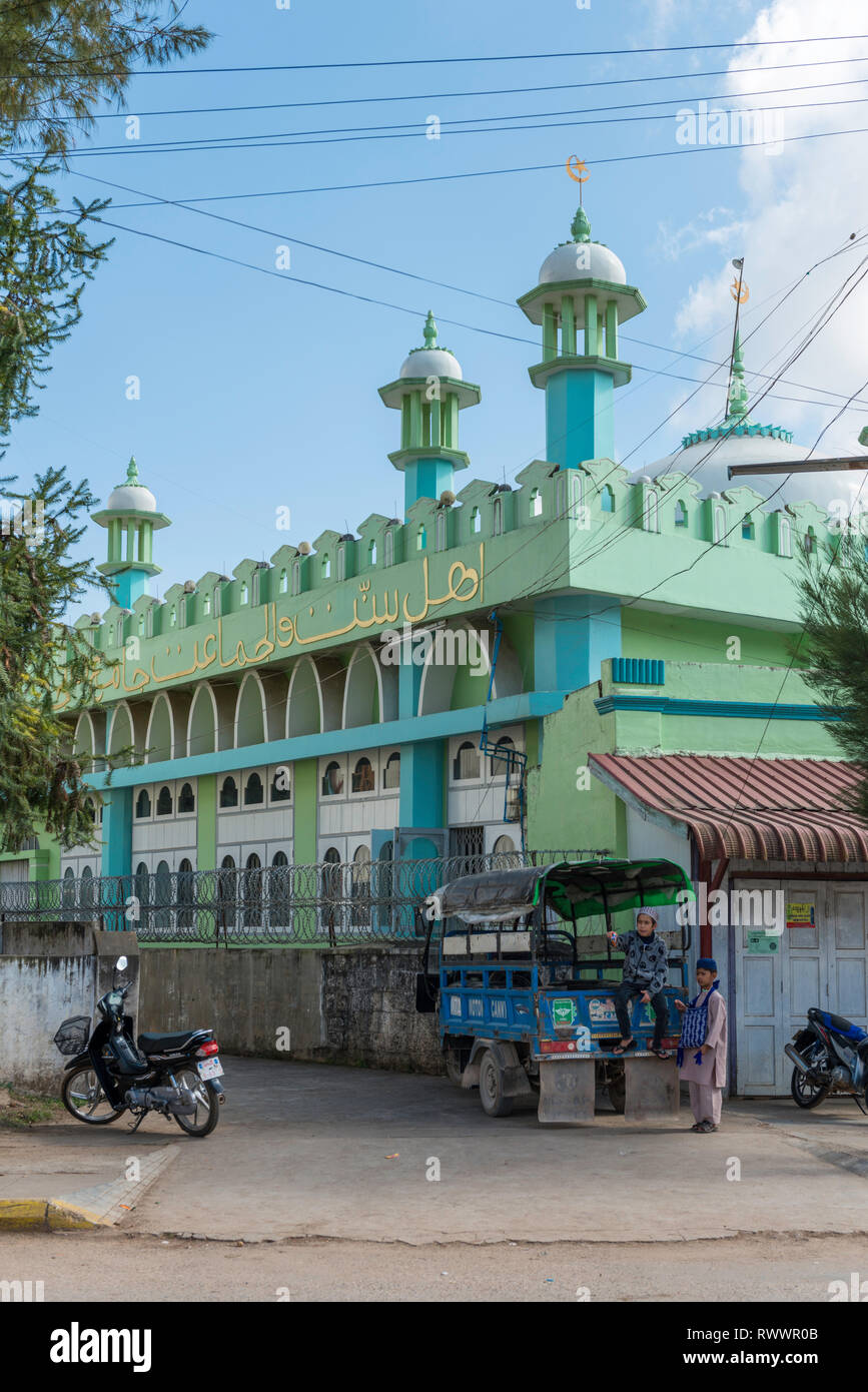 KALAW, MYANMAR - 25 novembre, 2018: immagine verticale di Kalaw Masjid, la bella moschea musulmana di Kalaw, Myanmar Foto Stock