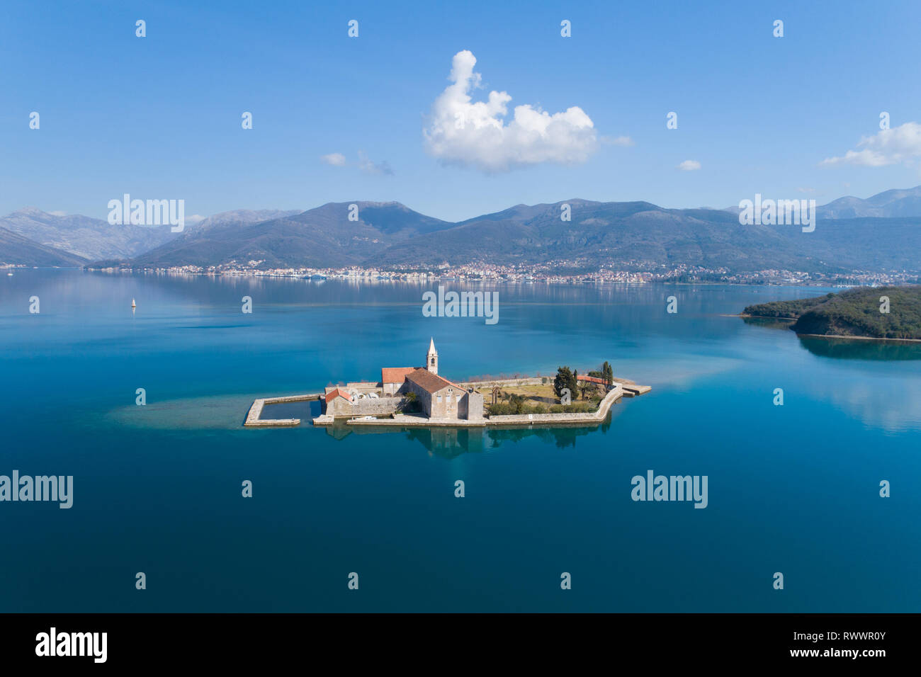 Isola nella baia di Tivat Gospa od Milosti in Montenegro Foto Stock