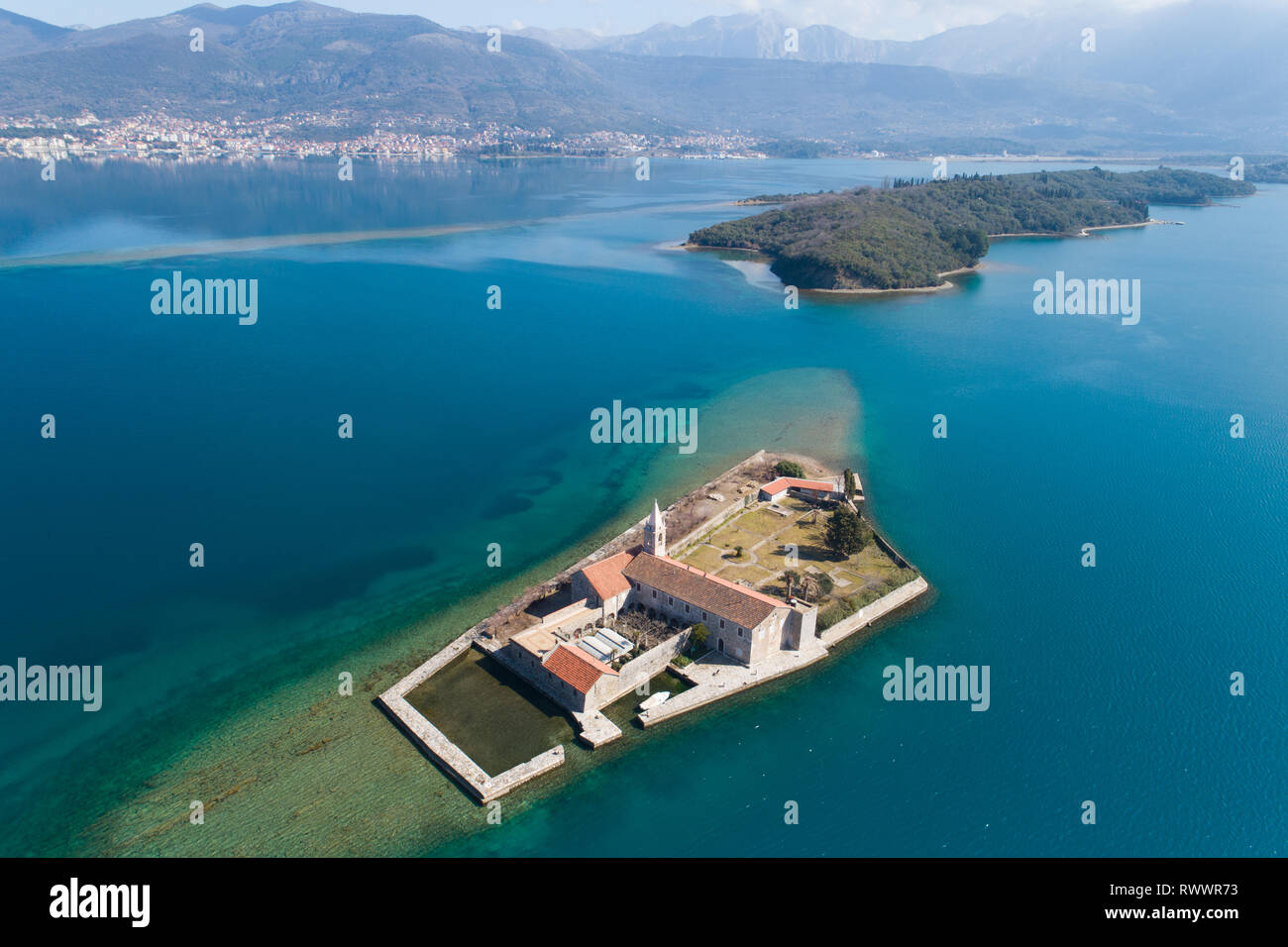 Isola nella baia di Tivat Gospa od Milosti in Montenegro Foto Stock