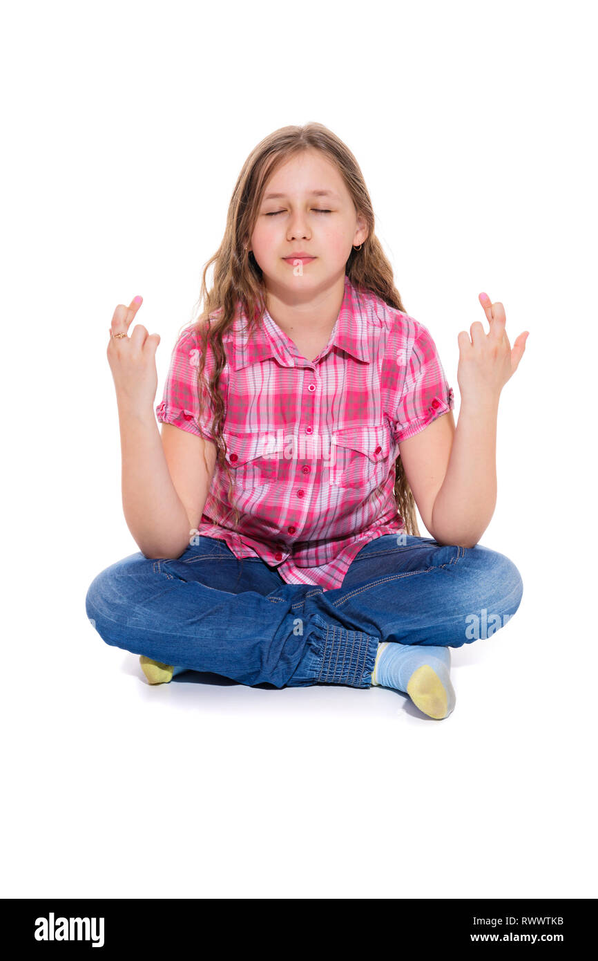 Ragazza seduta in una posa di yoga. La pratica di meditazione e di rilassamento. Isolamento su sfondo bianco Foto Stock