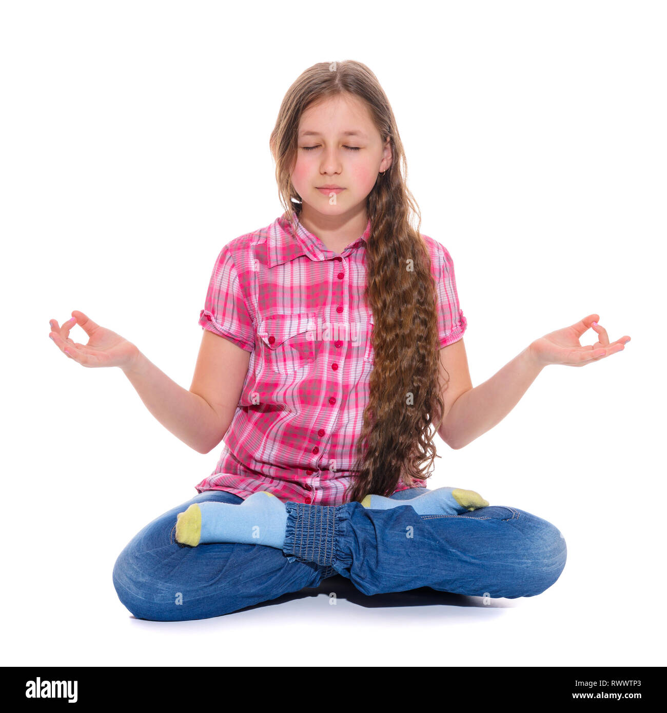 Ragazza seduta in Lotus pongono. La pratica di meditazione e di rilassamento. Isolamento su sfondo bianco Foto Stock