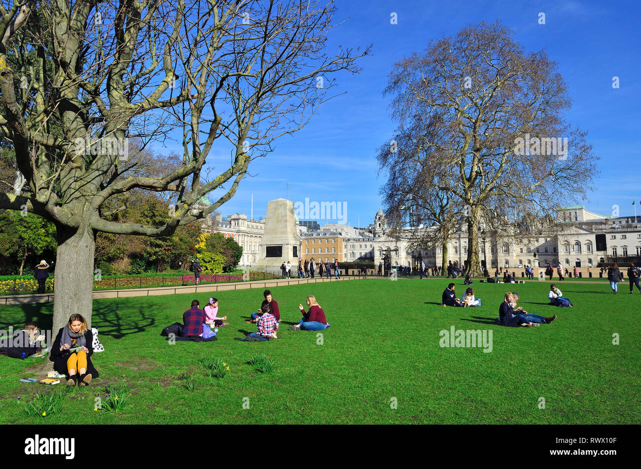 Londra, Inghilterra, Regno Unito. St James Park - un giorno caldo e soleggiato nel febbraio 2019 Foto Stock