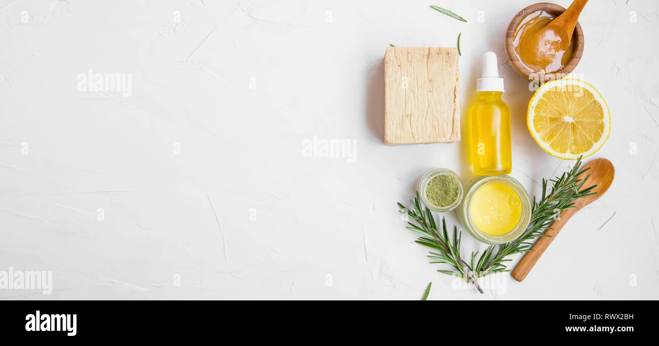 Dermocosmesi naturale ingredienti con Manuka Honey, limone, olio essenziale, argilla, balsamo, rosmarino erbe e sapone naturale, sano benessere e spa prodotti , Foto Stock