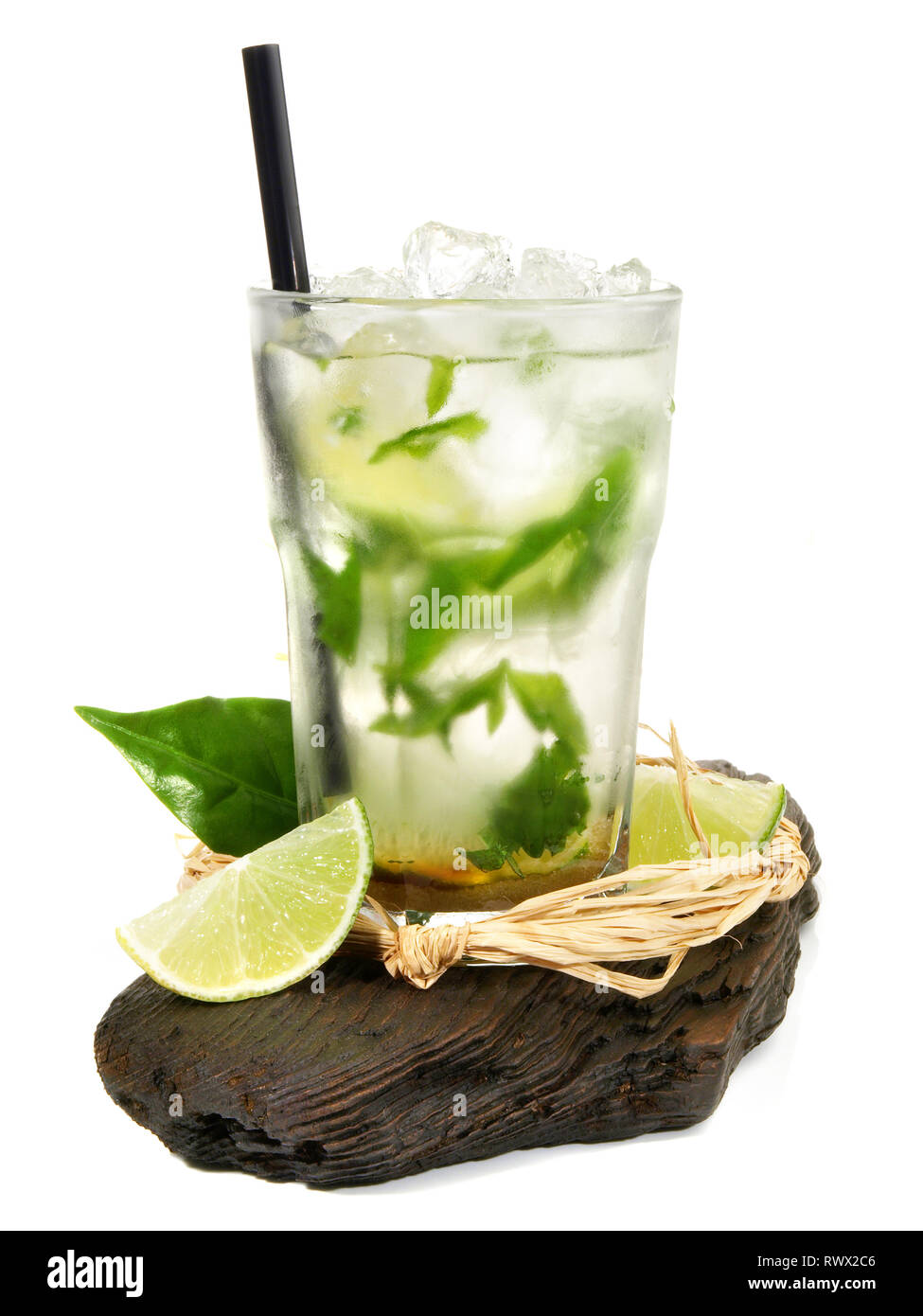 Cocktail Mojito con lime e lo zucchero di canna sul pannello di legno Foto Stock