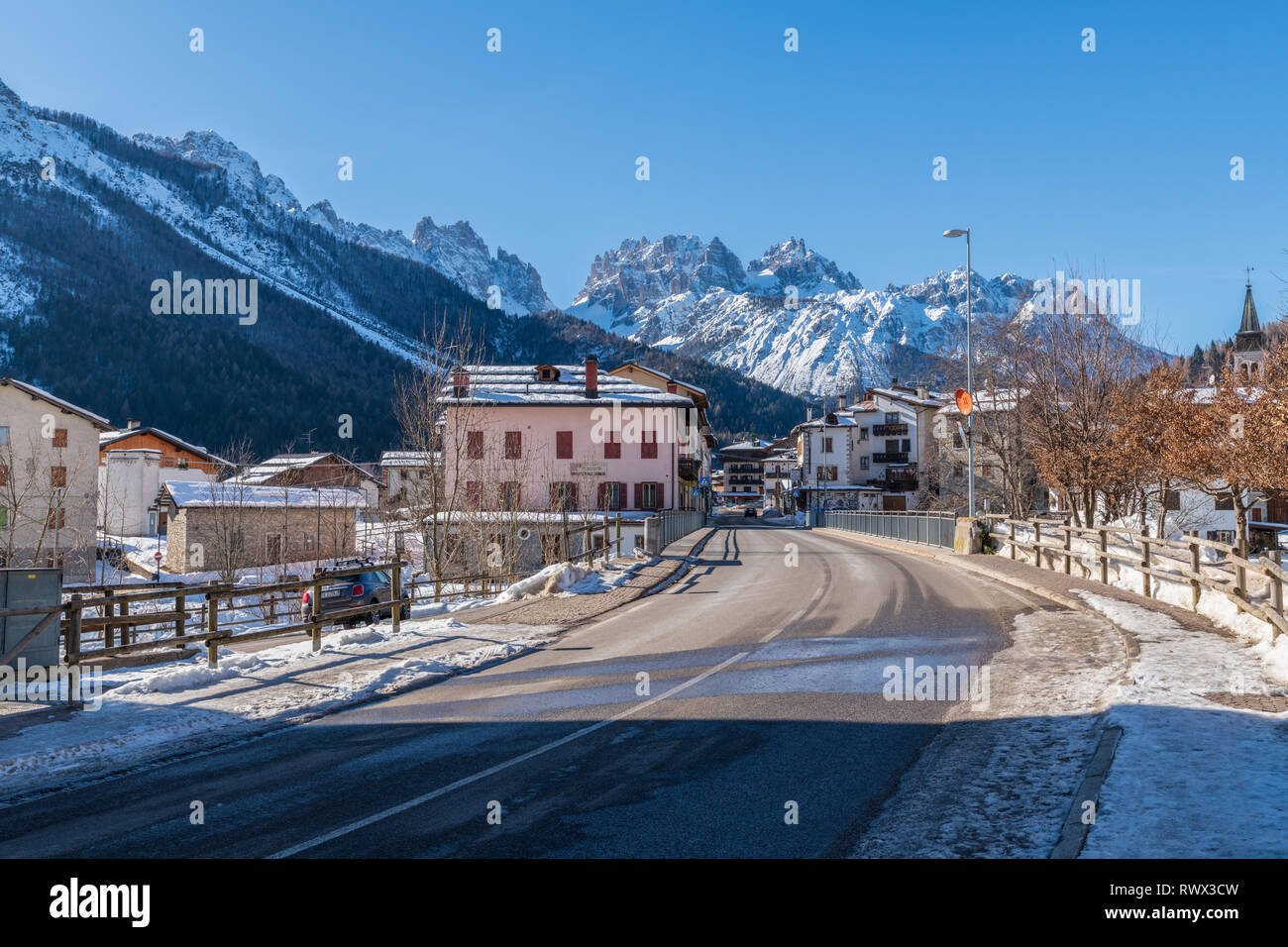 Forni di Sopra. Inverno e neve nella perla delle Dolomiti Friulane. Italia Foto Stock