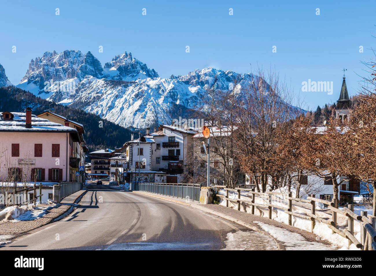 Forni di Sopra. Inverno e neve nella perla delle Dolomiti Friulane. Italia Foto Stock