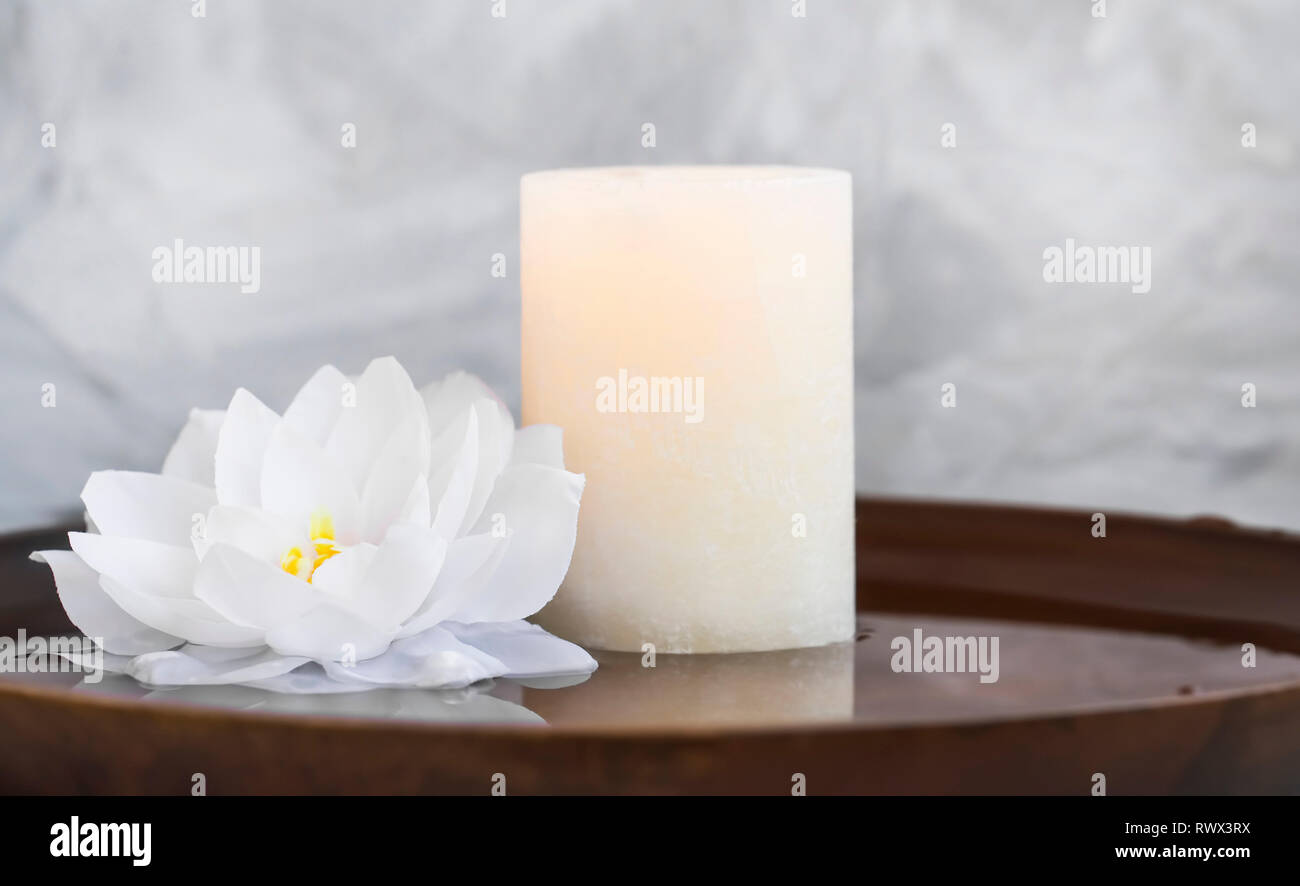 Spa Natura morta con candela e ninfee spa still life composizione benessere naturale ancora vita con candela e lotus nel fondo di acqua Foto Stock