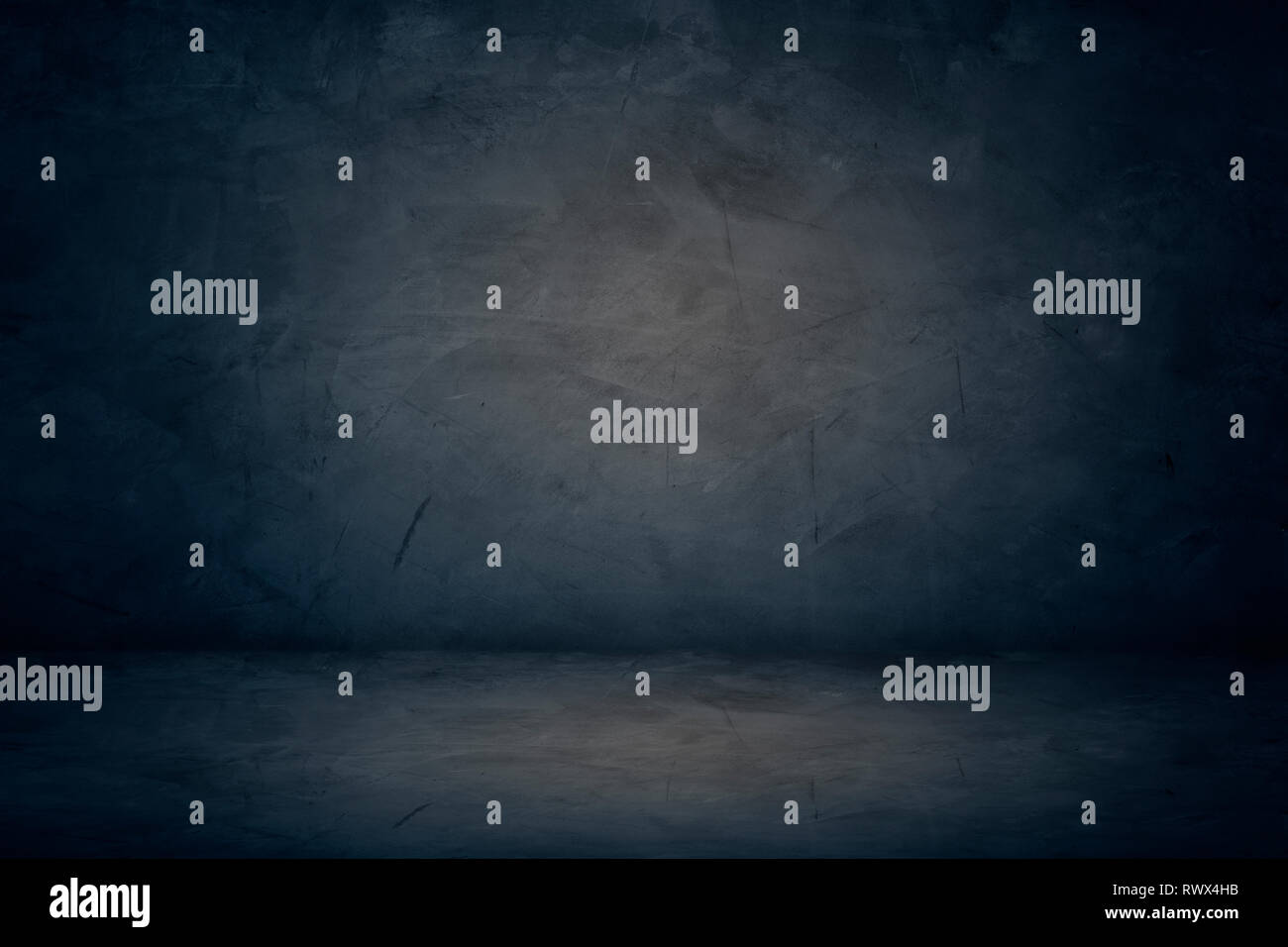 Blu scuro muro di cemento e di sfondo per studio Foto Stock