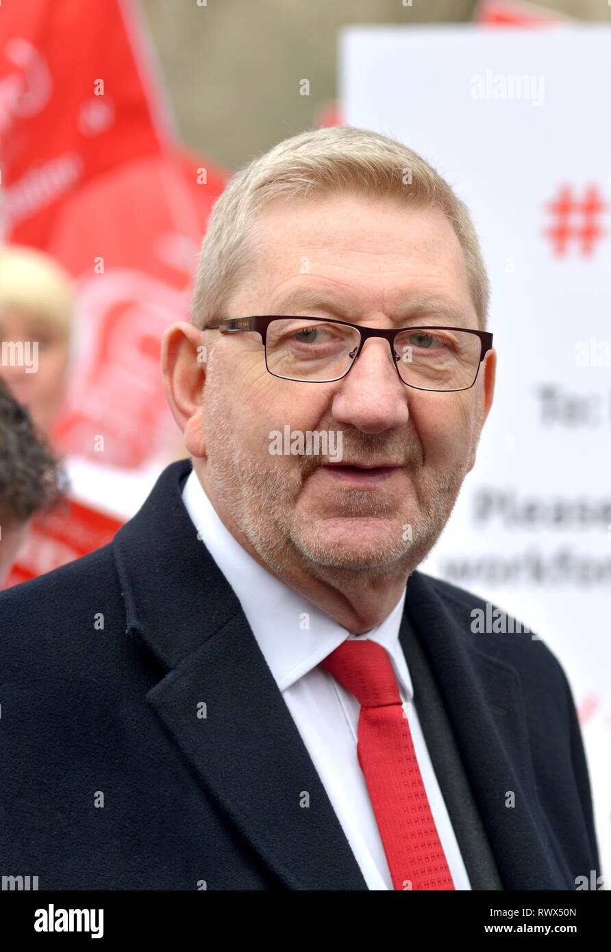 Len McCluskey - Segretario generale di unire l'Unione - a una protesta in Westminster contro la chiusura della Honda impianto in Swindon, 6 marzo 2019 Foto Stock