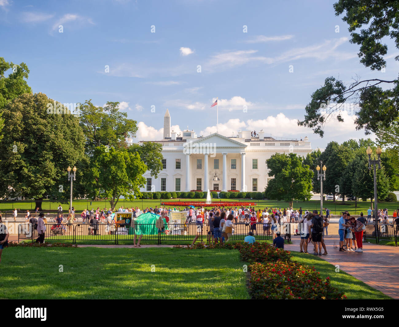 Washington DC, Distretto di Columbia, estate 2018 [degli Stati Uniti Stati Uniti Casa Bianca, prato e giardino dietro il recinto, touritst i visitatori in strada] Foto Stock