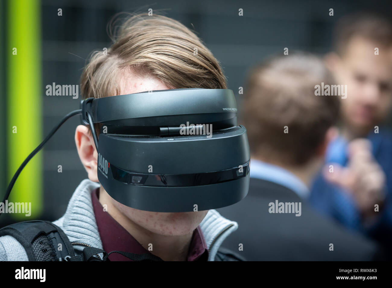 Studente di Università Tecnica di Ostrava indossa HP WINDOWS Mixed Reality auricolare con controller in Ostrava, Repubblica Ceca, 5 marzo 2019. (CTK Pho Foto Stock