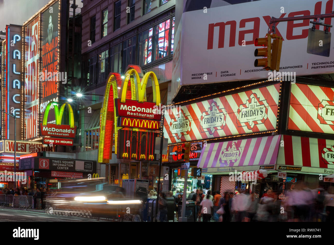 Luminose insegne al neon lampeggia su folle e taxi traffico passato zoom Times Square il luogo di ritrovo della città famosa di nuovo. Mac Mc donald's Times Square ne Foto Stock