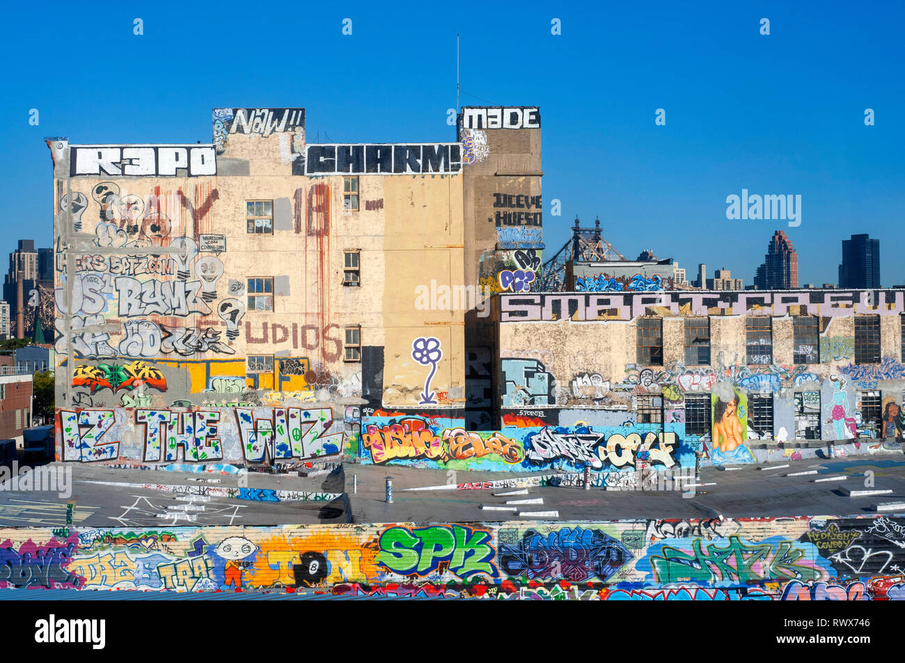Vicino alla PS1 e gli amanti dei graffiti, ci sono le navi che possono essere verniciati dalla metropolitana linea 7 per mostrare la furia distruttiva di questa arte. PS1 (MOMA). Foto Stock