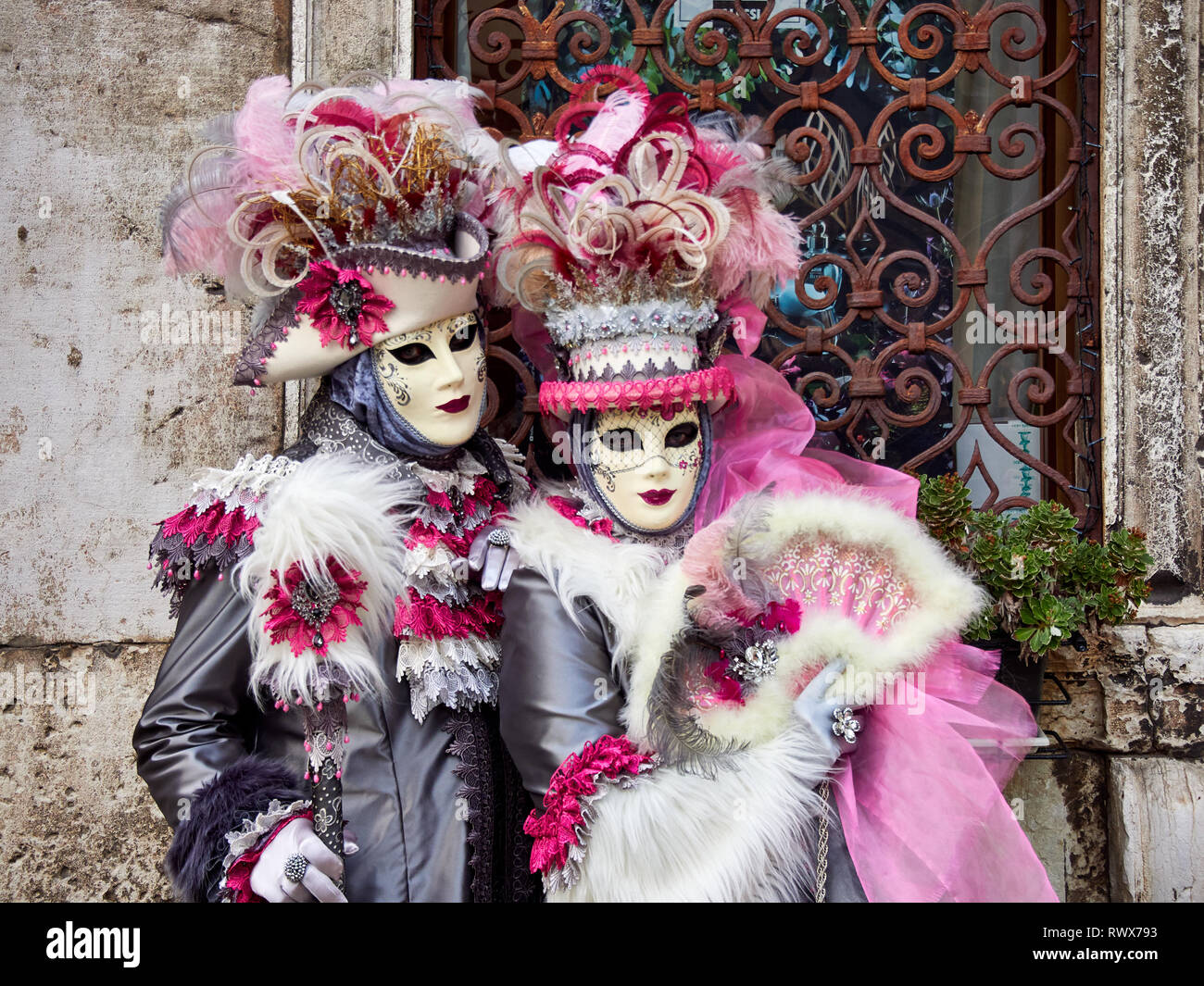 Venezia, Italia - Marzo 1, 2019 Due persona vestita con i tipici costumi  Venezia posano per una foto durante il Carnevale di Venezia Foto stock -  Alamy