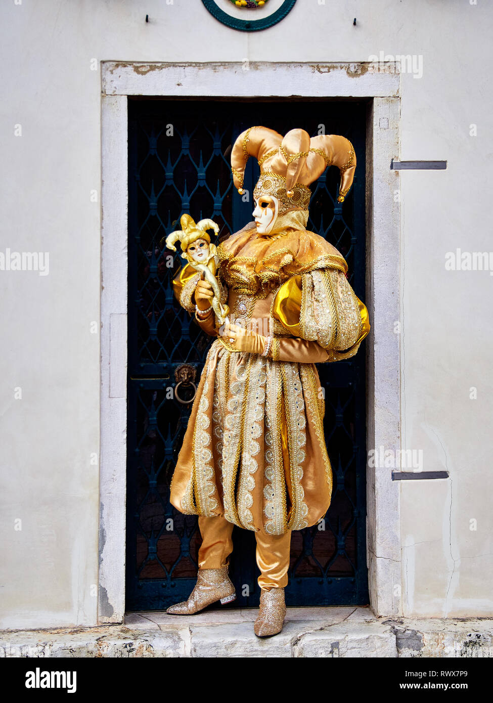 Arlequin Costume Il Carnevale Venezia Italia Foto stock - Alamy