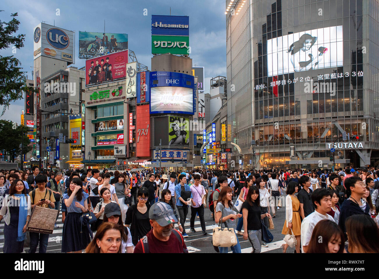 Il quartiere Shibuya di Tokyo. Shibuya è il quartiere popolare di Tokyo, per la sua croce pedonale, Shibuya, Tokyo. Pedoni cross Shibuya Crossing, uno Foto Stock