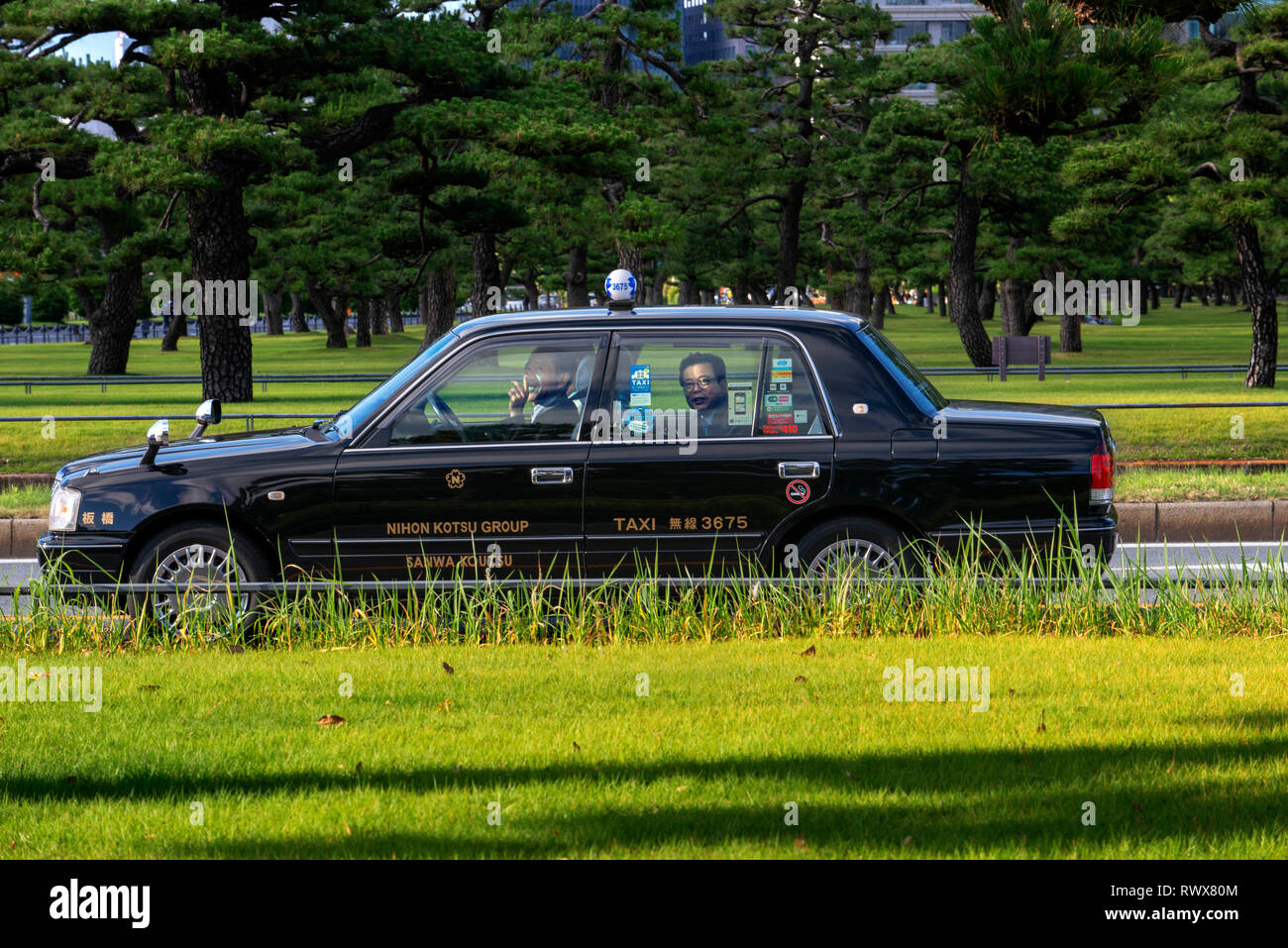 Taxi di fronte ai giardini del Palazzo Imperiale mappa nella città di Tokyo, Giappone Foto Stock