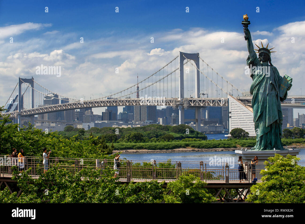 Statua della Libertà, il Rainbow Bridge e la Torre di Tokyo come si vede da Odaiba in Tokyo, Giappone Foto Stock