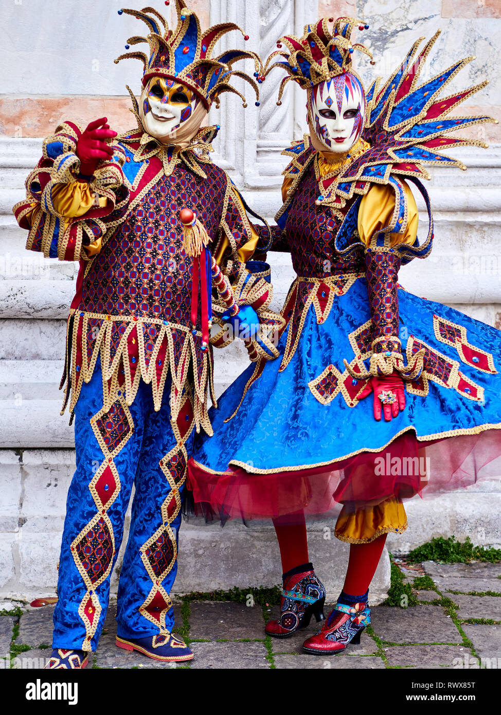 Venezia, Italia - Marzo 1, 2019 un giovane vestito con un costume Arlequin durante il Carnevale di Venezia Foto Stock
