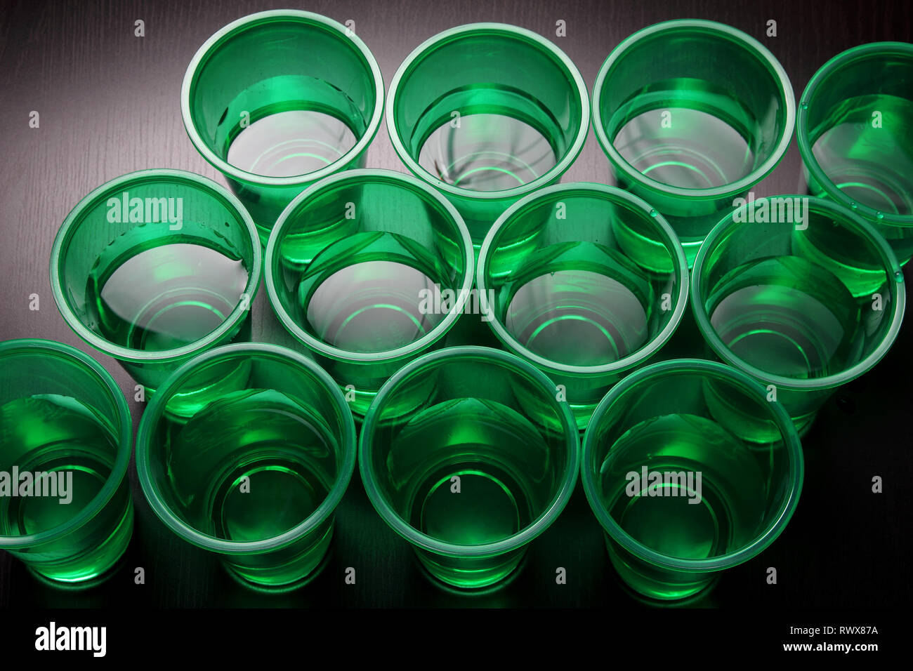 Tazze di acqua su sfondo di legno Foto Stock