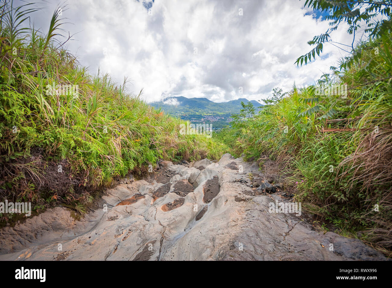 Montare Lokon, insieme con il Monte Empung, è un vulcano twin nel nord Sulawesi, Indonesia, circa 10 km a sud di Manado. Foto Stock