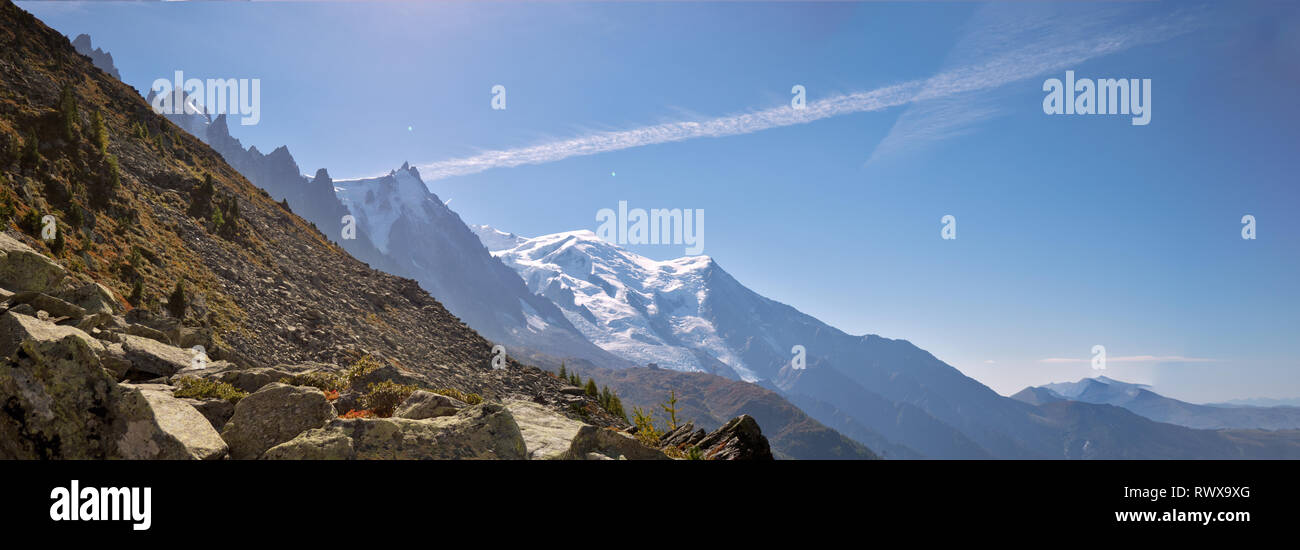 La valle e alte vette della valle di Chamonix e il massiccio del Monte Bianco nel villaggio di Chamonix in Francia. Foto Stock