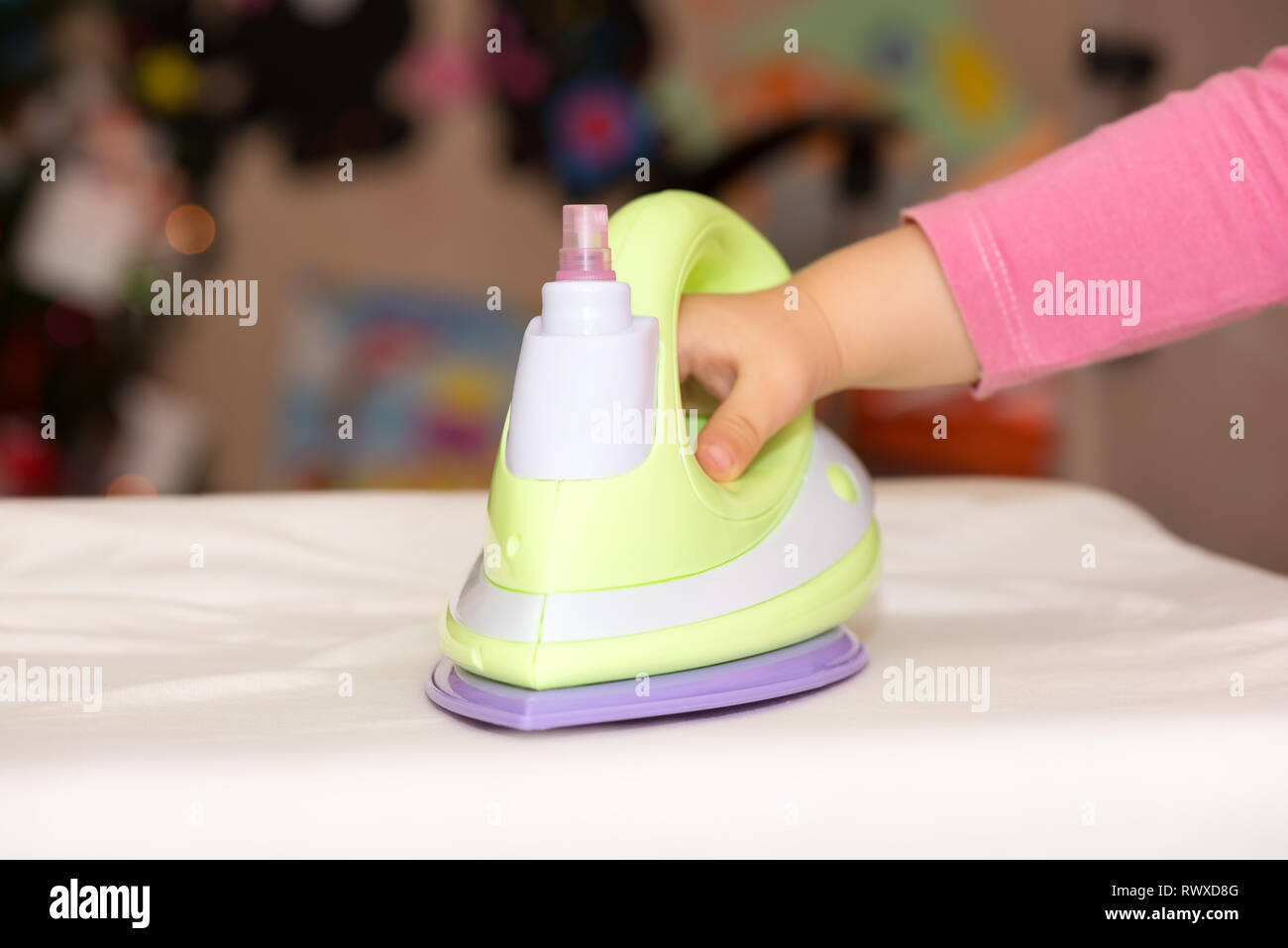 Bambini che giocano con un giocattolo di plastica ferro da stiro Foto stock  - Alamy