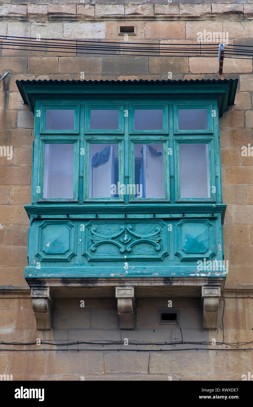 Balcone tradizionale finestra su un edificio da Malta Foto Stock