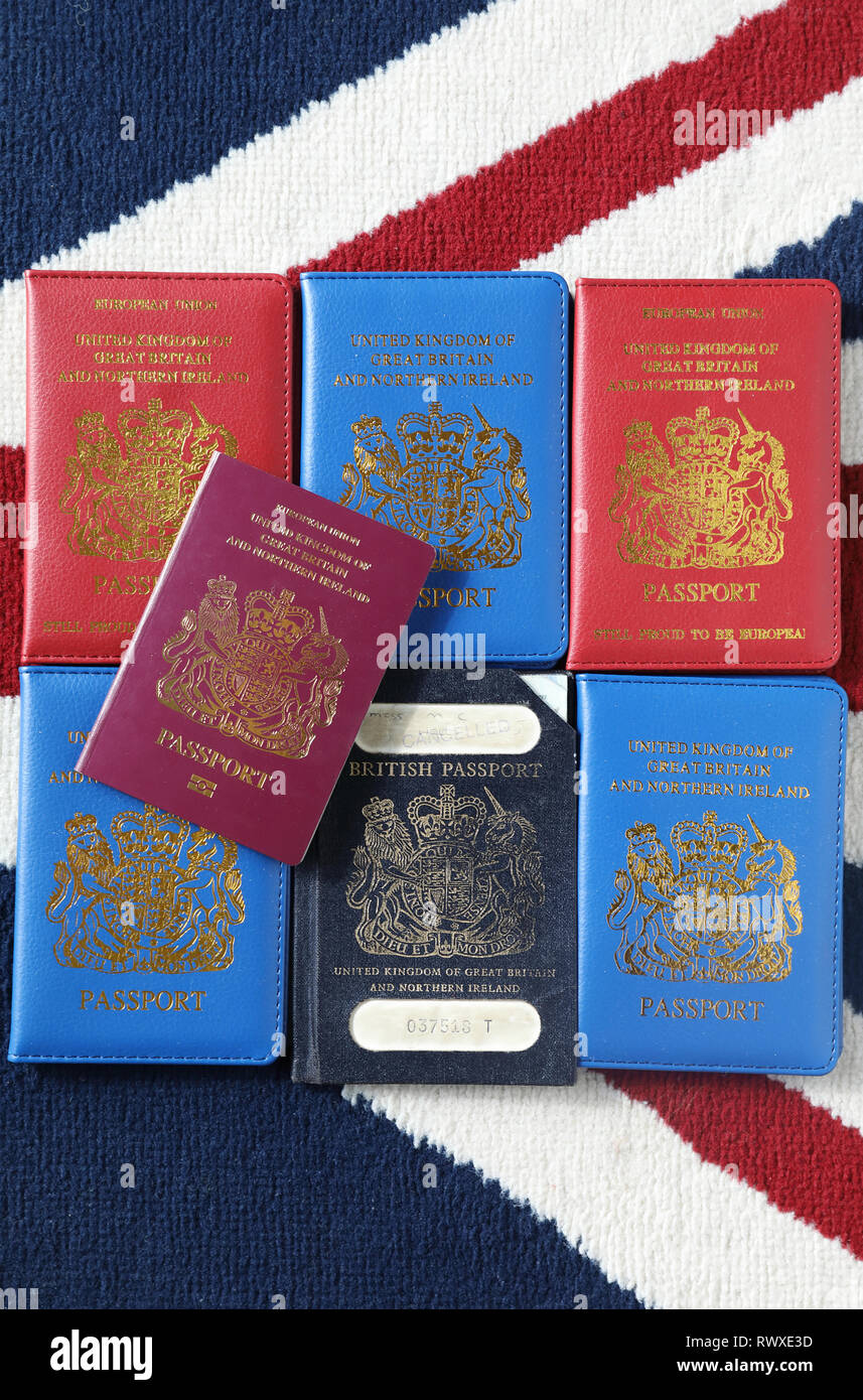 Brexit - stile vecchio e nuovo passaporto britannico, a seconda del risultato dell'UE. Foto Stock