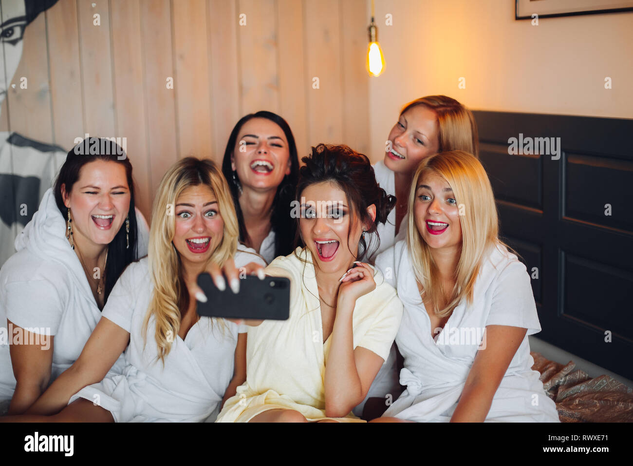 Hen party con una sposa in hotel. Foto Stock