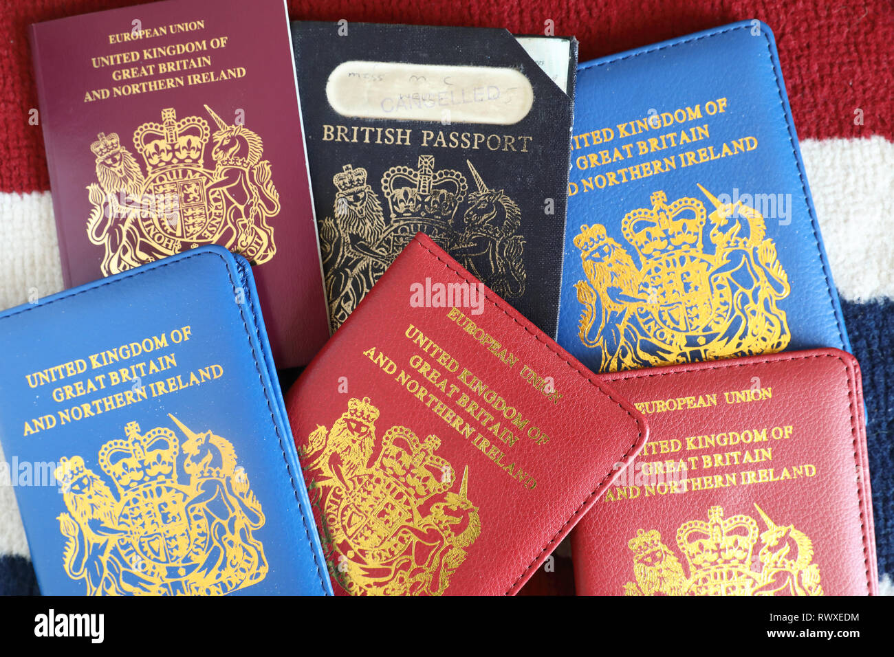 Brexit - stile vecchio e nuovo passaporto britannico, a seconda del risultato dell'UE. Foto Stock