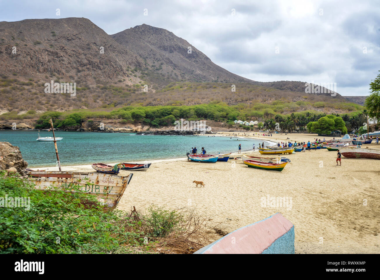 Capo Verde, isola di Santiago: colorati chiatte di pesca sulla sabbia della spiaggia di Tarrafal.Caption locale *** Foto Stock