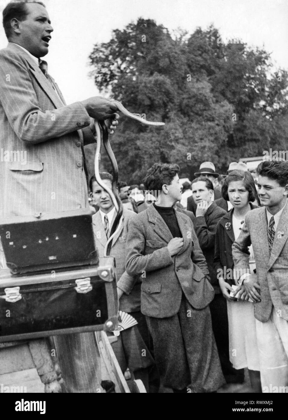 Venditore ambulante, festival annuale, macchia antonini, toscana, 1953 Foto Stock
