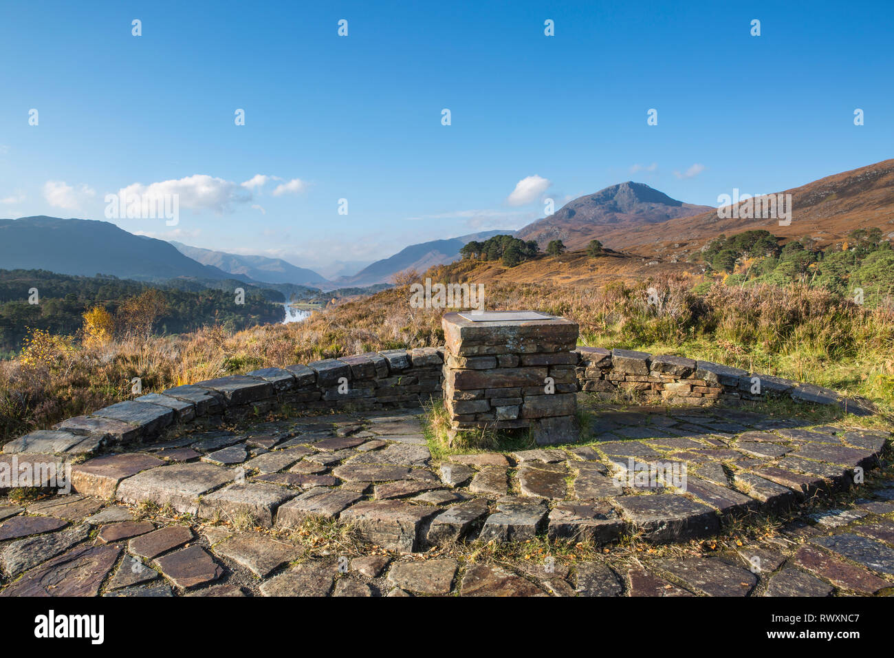 Glen Affric Memorial Cairn eretto dalla commissione forestale come un tributo a coloro che hanno lavorato per ripristinare la foresta di Caledonian. Glen Affric, Scozia Foto Stock