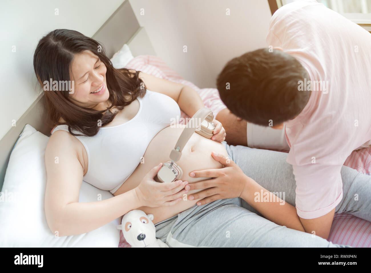 Asian donna incinta con il marito. Festa della mamma e la giornata internazionale delle donne. Sarà la mamma e avente kid. Foto Stock