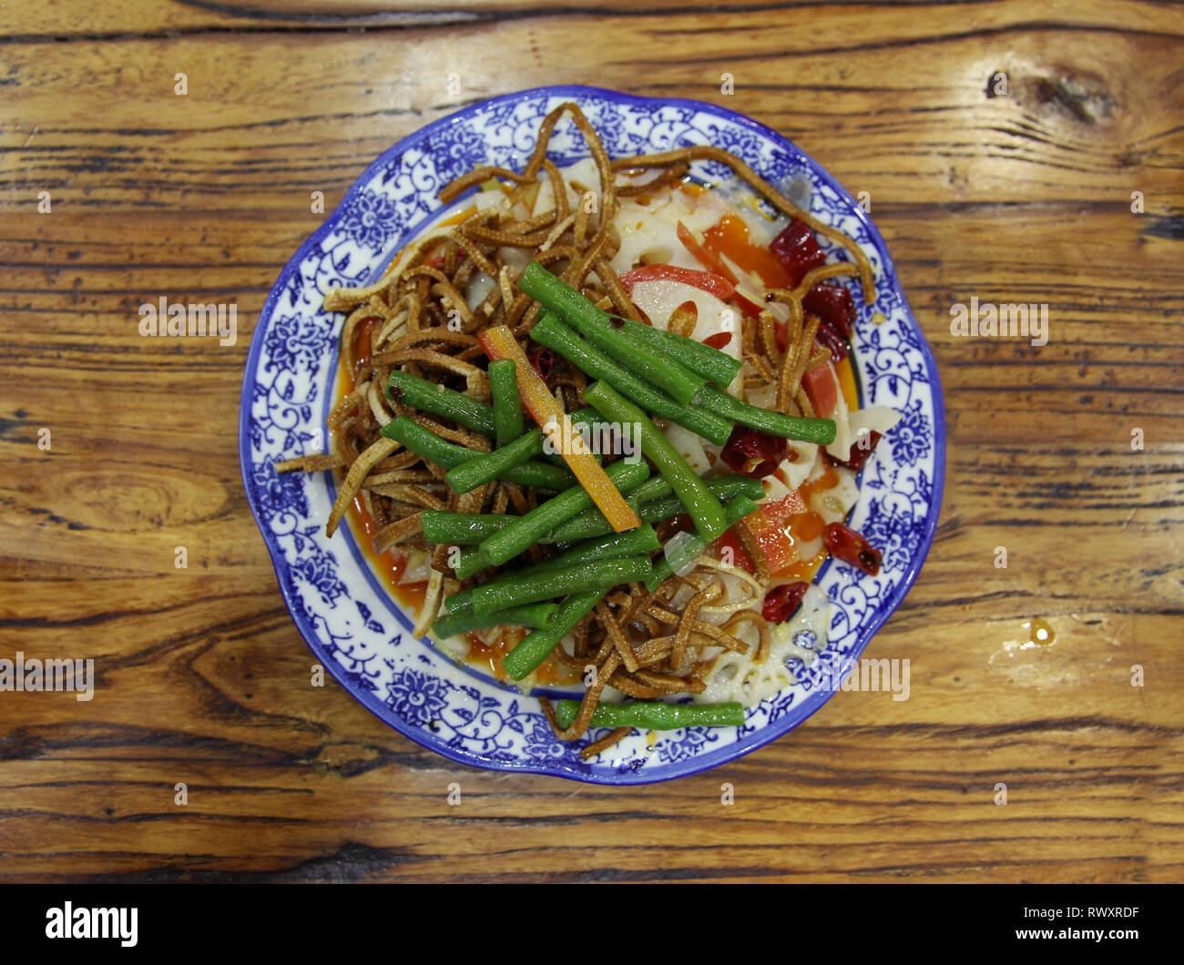 Tofu cinesi con insalata di verdure Foto Stock