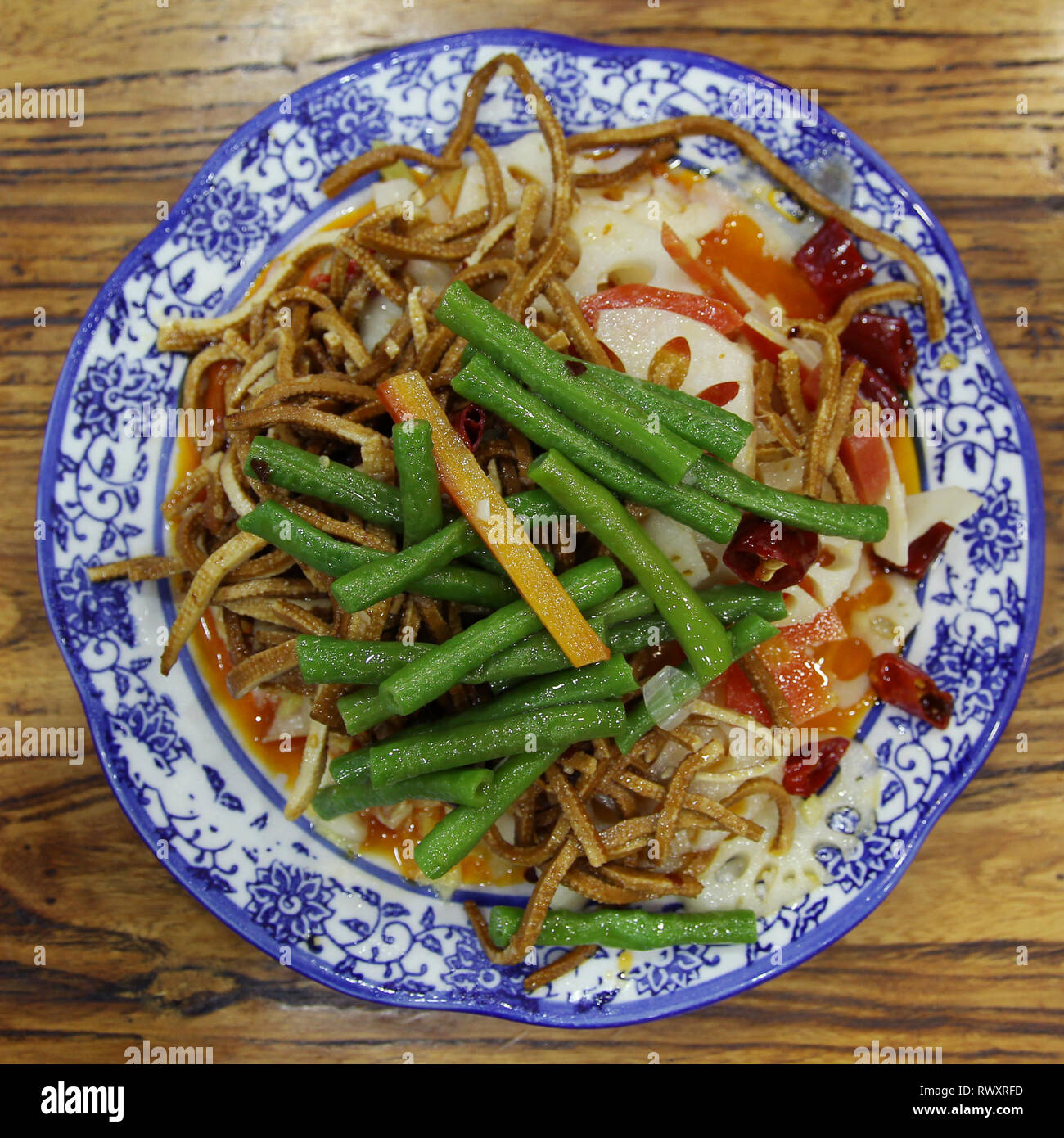 Tofu cinesi con insalata di verdure Foto Stock