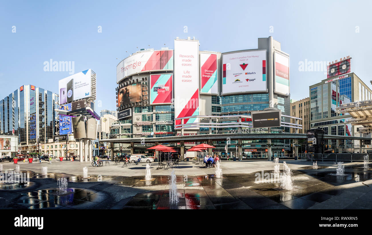 Panorama di Yonge-Dundas square, il centro cittadino di Toronto, Canada Foto Stock