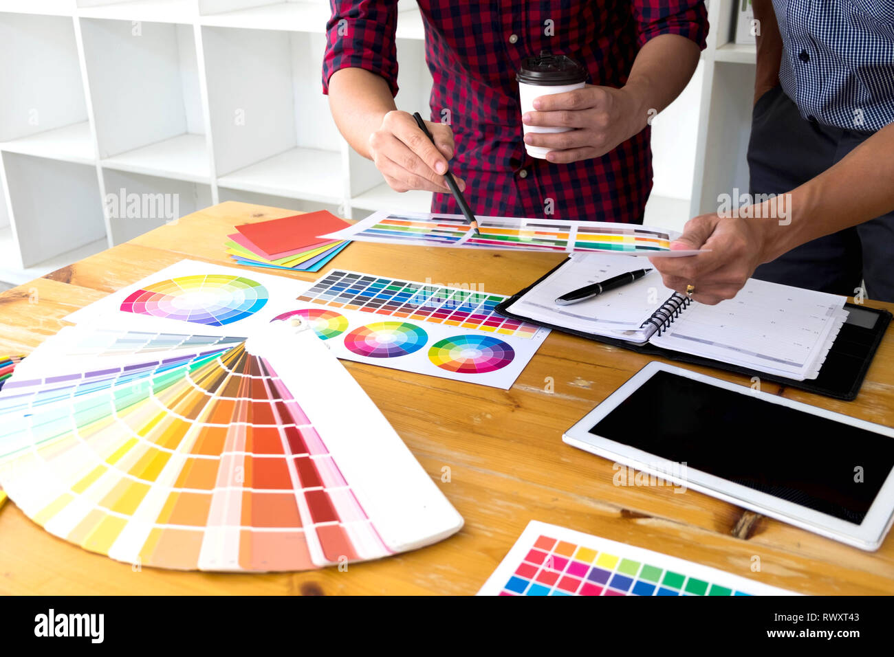 Graphic Designer scegliere i colori da bande di colore dei campioni per la progettazione .Designer grafico creatività concetto di lavoro . Foto Stock